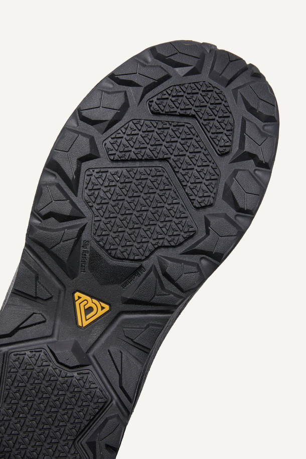 VAPOR SHIELD 541 (베이퍼 쉴드 541)은 남성용 워크부츠입니다. 블랙 컬러의 무지 디자인으로, 출근룩과 캠핑룩, 워크웨어, 미니멀, 캐주얼 스타일에 적합합니다. 아라미드 토캡, 메쉬, PU, E-TPU, 러버 소재를 사용하여 제작되었으며, BOA Fit System (보아 핏 시스템)을 적용하여 편리한 착용감을 제공합니다. E-TPU 미드솔, 논슬립 러버 아웃솔, 2.4mm 내답판, 탄성 EVA 허니콤 인솔을 통해 통기성, 내구성, 쿠션성, 반발 탄성, 미끄럼 방지 기능을 갖추었습니다. 사계절 모두 착용 가능하며, 작업 및 워킹에 적합한 기능을 제공합니다.
