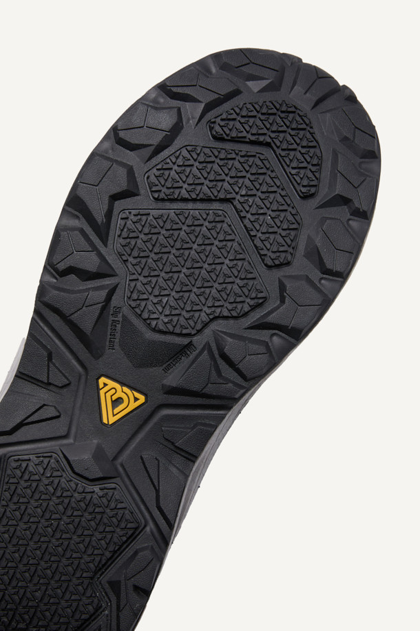 VAPOR SHIELD 541 (베이퍼 쉴드 541) 안전화는 남성 작업자를 위해 디자인된 미드컷 스타일의 안전화입니다. 그레이 컬러의 무지 디자인으로, 작업복과 함께 미니멀하거나 워크웨어 스타일의 출근룩을 연출하기 좋습니다. 메쉬, PU, E-TPU, 러버 소재를 사용하여 통기성과 내구성을 높였으며, 아라미드 토캡과 KCs 인증을 받아 안전성을 확보했습니다. BOA Fit System (보아 핏 시스템)을 적용하여 편안한 착용감을 제공하며, EVA 안감과 쿠션성, 반발탄성, 미끄럼방지 기능으로 작업 시 충격 흡수와 경량성을 경험할 수 있습니다.
