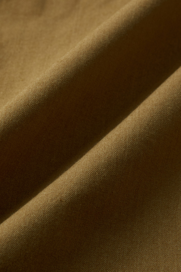 아라미드 쉴드 프리마로프트 워크 패딩 V2는 워크웨어와 일상, 스포티한 스타일을 아우르는 남녀 공용 겨울 아우터입니다. 베이지와 블랙 두 가지 색상으로 출시되었으며, 튼튼한 내구성과 보온성을 위해 아라미드, 코듀라, 프리마로프트 소재를 사용했습니다. 9개의 수납 포켓, D링 고리, 밑단 스트링 조절, 벨크로 시스템, 알루미늄 히팅 안감 등의 디테일이 돋보입니다. 발수 및 내열 기능으로 쾌적함을 더하며, 출근룩, 여행룩, 캠핑룩 등 다양한 TPO에 활용 가능합니다.
