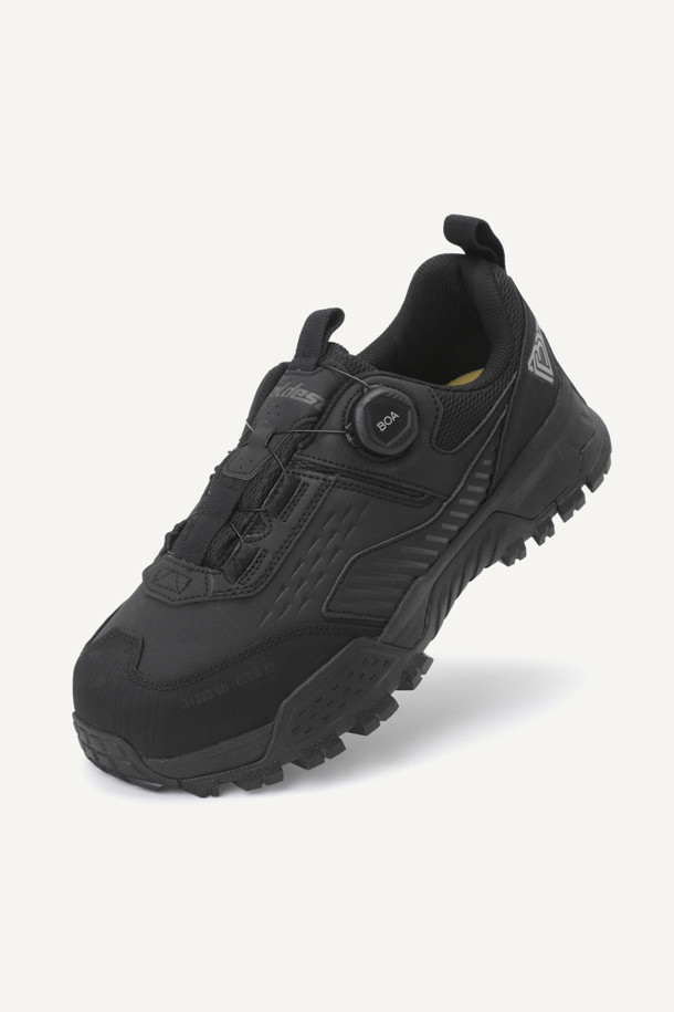 **VAULT ESSENTIAL (볼트 에센셜) 안전화**는 작업용 및 산업용으로 디자인된 남성용 안전화입니다. 블랙 컬러의 이 안전화는 사계절 모두 착용 가능하며, 스틸 토캡으로 앞코를 보호합니다. 신세틱, 메쉬, 러버 소재를 사용하여 제작되었으며, 4인치 굽 높이의 플랫 타입입니다. 14,000V 절연, 미끄럼 방지, BOA L6 시스템, 3겹 방탄지 내답판, 쿠셔닝 PU 인솔, 힐 웨빙 손잡이, 재귀반사 테이프, KCs 인증을 받았으며, 메쉬 안감에 로고 패턴과 BOA 다이얼 신발 여밈을 적용했습니다. 출근룩, 워크샵룩, 워크웨어, 미니멀, 캐주얼 스타일에 잘 어울리는 안전화입니다.
