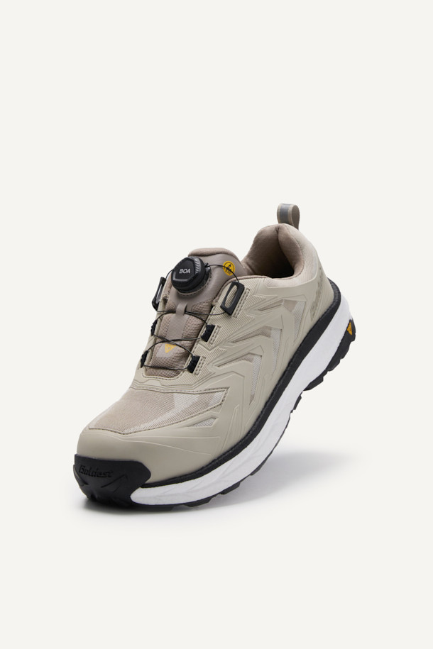 남성 작업용 산업용 안전화, VAPOR SHIELD 441(베이퍼 쉴드 441)입니다. 미니멀하고 워크웨어 스타일의 베이지 컬러로, 출근룩에도 잘 어울립니다. 아라미드 토캡, 메쉬, PU, E-TPU, 러버 소재를 사용하여 내구성과 통기성을 높였으며, EVA 안감으로 편안함을 더했습니다. BOA 시스템으로 편리하게 신고 벗을 수 있으며, 정전기 방지, 미끄럼 방지 기능과 KCs 인증을 획득하여 안전성을 확보했습니다. 충격 흡수, 통기성, 정전기 방지, 미끄럼 방지 등 다양한 기능을 갖춘 사계절용 안전화입니다.
