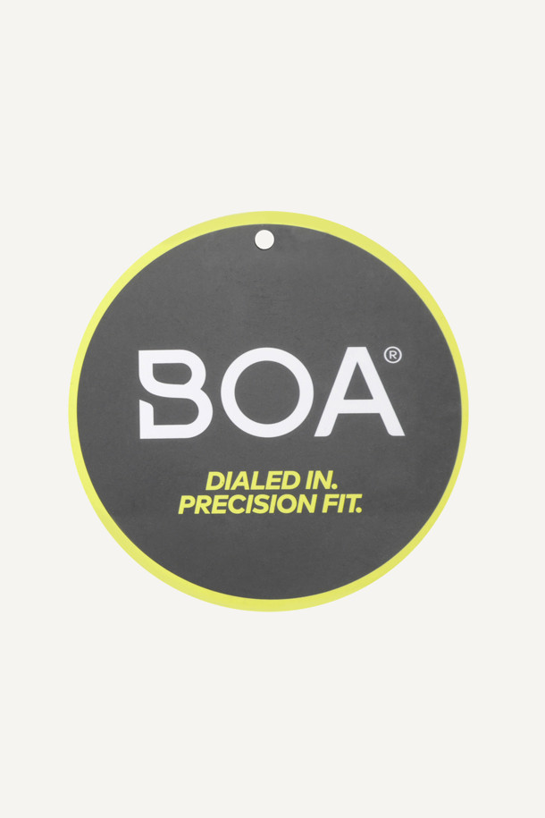 **VAULT ESSENTIAL (볼트 에센셜) 안전화**는 작업용 및 산업용으로 디자인된 남성용 안전화입니다. 블랙 컬러의 이 안전화는 사계절 모두 착용 가능하며, 스틸 토캡으로 앞코를 보호합니다. 신세틱, 메쉬, 러버 소재를 사용하여 제작되었으며, 4인치 굽 높이의 플랫 타입입니다. 14,000V 절연, 미끄럼 방지, BOA L6 시스템, 3겹 방탄지 내답판, 쿠셔닝 PU 인솔, 힐 웨빙 손잡이, 재귀반사 테이프, KCs 인증을 받았으며, 메쉬 안감에 로고 패턴과 BOA 다이얼 신발 여밈을 적용했습니다. 출근룩, 워크샵룩, 워크웨어, 미니멀, 캐주얼 스타일에 잘 어울리는 안전화입니다.
