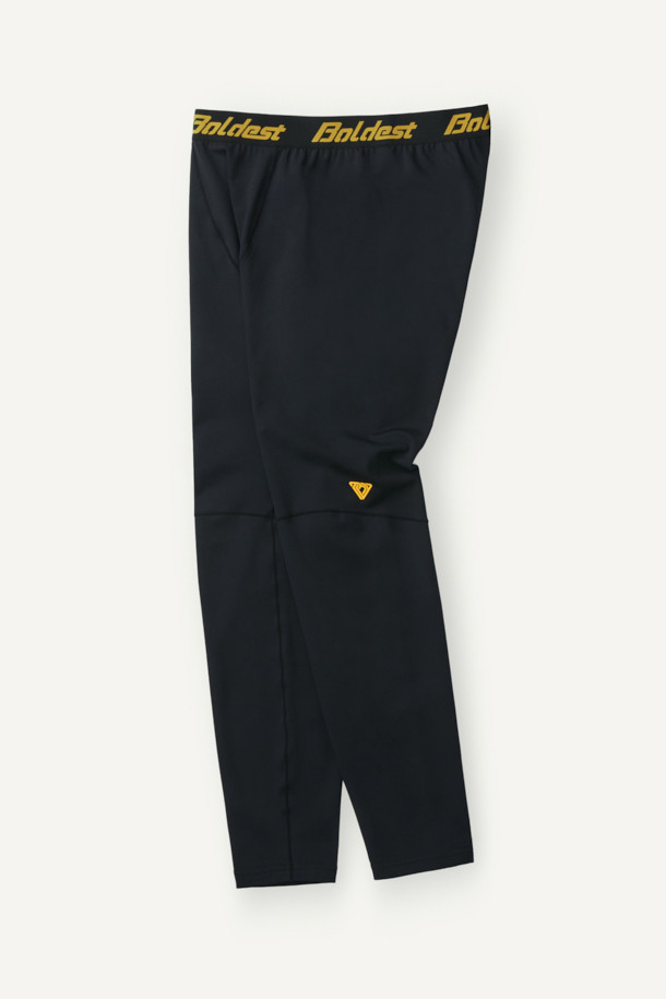 겨울철 스포츠 및 피트니스 활동에 최적화된 윈터 베이스레이어 하의입니다. 뛰어난 보온성과 신축성, 내구성을 갖춘 폴리에스테르 및 스판덱스 혼방 소재로 제작되었습니다. ENGINEERED DIVISION 인체공학 패턴과 메로스티치 봉제 기술을 적용하여 활동성을 높였으며, 부드러운 촉감의 브러시 안감으로 편안한 착용감을 제공합니다. 슬림핏 테크핏 디자인과 E-BAND 밴딩으로 안정적인 착용감을 선사하며, 볼디스트 심볼 로고 프린팅으로 스포티한 스타일을 더했습니다. 피트니스룩 또는 겨울 데일리룩으로 활용하기 좋은 미니멀한 디자인의 긴바지입니다.
