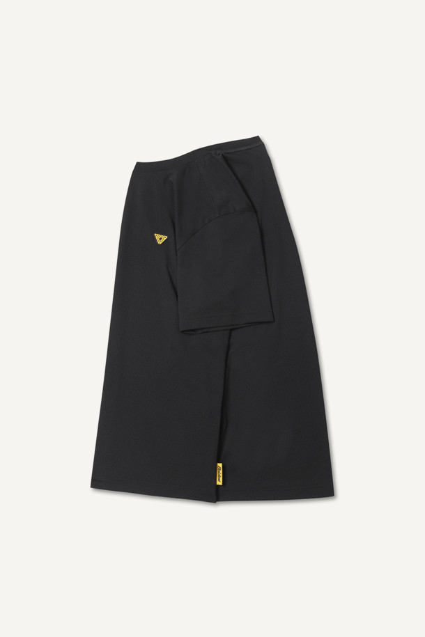 **PP 반팔 베이스레이어**

뛰어난 흡습속건 기능과 보온성, 경량성을 갖춘 PP 반팔 베이스레이어입니다. 스포츠 활동과 운동 시 최적의 컨디션을 유지하도록 돕습니다. 얇은 두께감으로 활동성을 높였으며, 스포티한 스타일을 연출합니다. 라운드넥 디자인에 테크핏 핏으로 제작되어 편안한 착용감을 제공합니다. 블랙 컬러에 볼디스트 삼각 심볼 라벨과 볼디스트 로고 라벨로 포인트를 더했습니다.
