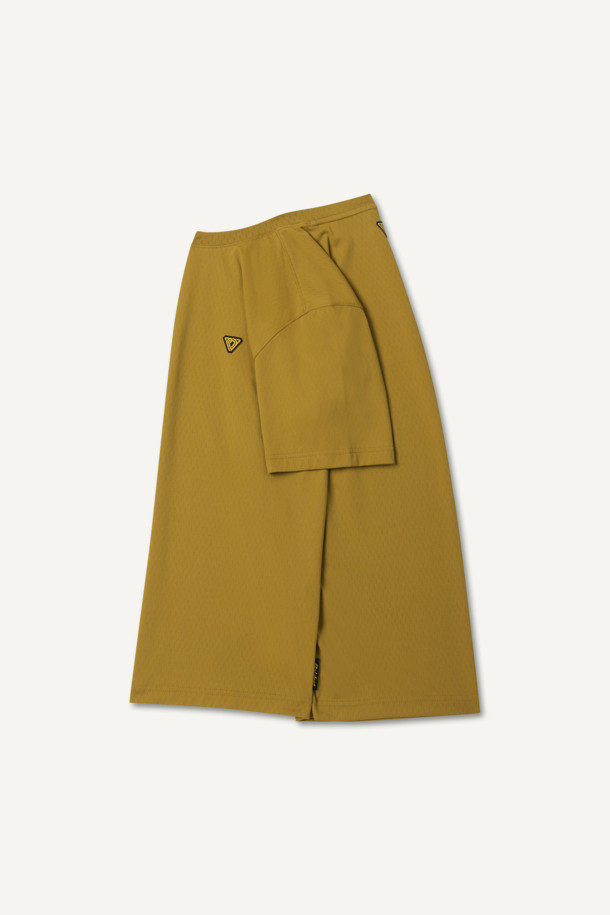 **PP 반팔 베이스레이어**

스포츠 및 운동 시 최적의 퍼포먼스를 지원하는 PP 반팔 베이스레이어입니다. 폴리프로필렌과 폴리에스터 혼방 소재로 제작되어 흡습속건, 보온성, 경량성을 제공합니다. 테크핏 핏과 라운드넥 디자인으로 활동성을 높였으며, 얇은 두께감으로 편안한 착용감을 선사합니다. 머스타드 컬러에 볼디스트 심볼 라벨과 로고 라벨이 포인트로 디자인되었습니다. 피트니스룩, 러닝룩, 요가/필라테스룩 등 다양한 스포츠 활동에 활용하기 좋은 스포티한 스타일의 반팔 베이스레이어입니다.
