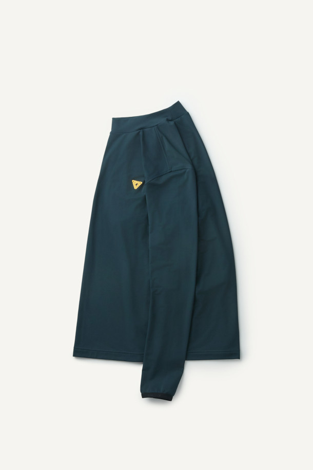 워크 긴팔 모크넥 베이스레이어 V2는 겨울철 워크웨어와 일상에서 활용하기 좋은 남녀 공용 베이스레이어입니다. 네이비 컬러의 무지 디자인으로, 스포티하고 베이직한 스타일을 연출합니다. 두꺼운 두께감의 기모 안감과 부드러운 촉감으로 뛰어난 보온성을 제공하며, 신축성과 내구성을 갖춰 활동성을 높였습니다. 테크핏으로 제작되어 몸에 알맞게 핏되며, 겨드랑이 활동 패턴과 밑단 들림 방지 디테일로 편안한 착용감을 선사합니다. 모크넥 디자인과 긴소매 기장으로 다양한 겨울 데일리룩, 피트니스룩, 출근룩에 활용 가능합니다.
