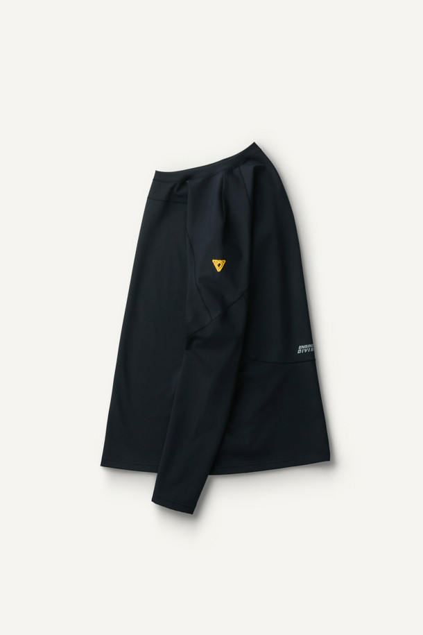 윈터 베이스레이어 상의는 스포츠 및 피트니스 활동에 적합한 남녀 공용 의류입니다. 부드러운 촉감의 폴리에스테르와 스판덱스 혼방 소재로 제작되어 뛰어난 보온성과 신축성, 내구성을 제공합니다. 두꺼운 두께감과 브러시 안감으로 겨울철에도 따뜻하게 착용 가능하며, 메로스티치 봉제와 ENGINEERED DIVISION 인체공학 패턴으로 활동성을 높였습니다. 라운드넥 긴소매 디자인에 무지 블랙 컬러로, 테크핏 핏을 연출하여 스포티하고 미니멀한 스타일을 완성합니다. 피트니스룩, 러닝룩, 겨울 데일리룩 등 다양한 TPO에 활용하기 좋습니다.
