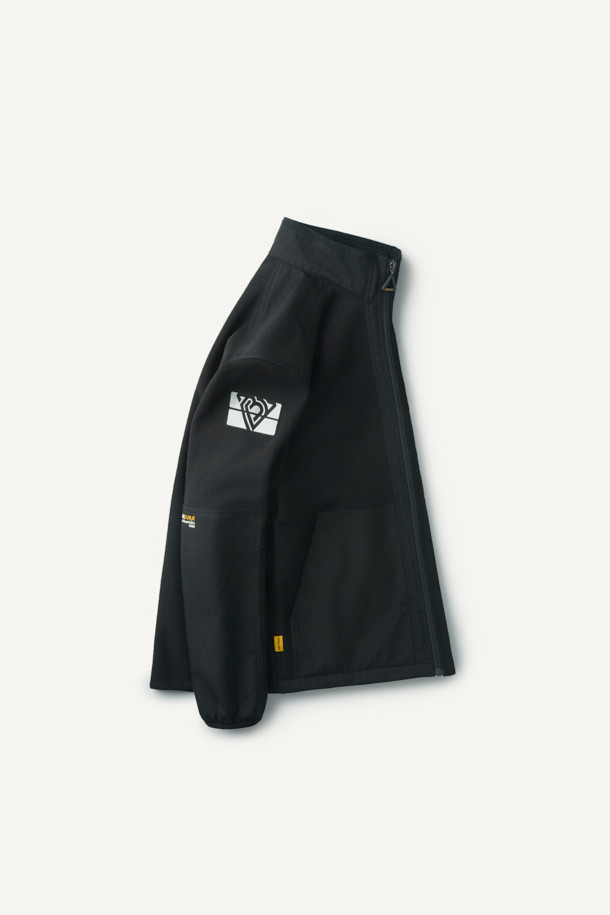 워크 시그니쳐 플리스 재킷 V3는 워크웨어와 일상 착용에 적합한 공용 플리스 재킷입니다. 부드러운 촉감의 플리스 소재와 두꺼운 두께감으로 가을, 겨울철 보온성을 제공하며, 스탠다드핏으로 편안한 착용감을 선사합니다. 블랙 컬러의 무지 디자인에 집업 및 스냅 여밈 방식을 적용하여 실용성을 높였습니다. 코듀라 500D 원단 덧댐, 허니콤 조직 본딩, YKK 스냅/지퍼, 총 6개의 포켓, 겨드랑이 액션분량, 목/소매 접밴드 등의 디테일로 내구성과 방수 기능을 더했습니다. 캐주얼, 스포티, 워크웨어 스타일을 아우르며 겨울 데일리룩, 산책룩, 워크샵룩에 활용하기 좋습니다.
