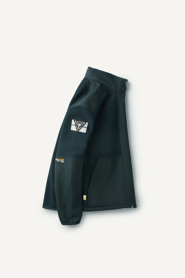 워크 시그니쳐 플리스 재킷 V3는 가을, 겨울 시즌에 따뜻하게 착용할 수 있는 플리스 재킷입니다. 일상, 워크웨어, 아웃도어 활동에 적합하며, 캐주얼, 스포티한 스타일을 연출할 수 있습니다. 부드러운 촉감의 플리스 소재와 내구성이 뛰어난 코듀라 500D 원단 덧댐으로 제작되었습니다. 허니콤 조직 본딩 플리스, YKK 스냅/지퍼, 총 6개의 포켓, 겨드랑이 액션 분량, 목/소매 접밴드 처리 등 다양한 기능성 디테일이 돋보입니다. 스탠다드핏의 블랙 컬러 무지 디자인으로, 겨울 데일리룩, 워크샵룩, 캠핑룩 등 다양한 TPO에 활용하기 좋습니다.
