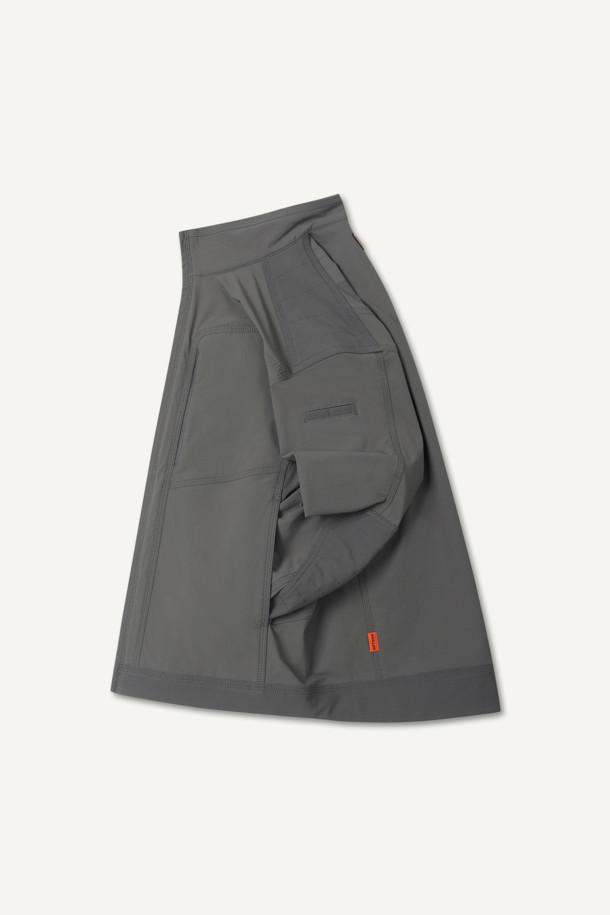 워크 스크래치 프리 우븐 재킷은 남성용 워크 자켓입니다. 그레이 컬러에 스포티하고 캐주얼한 스타일을 더했으며, 봄, 가을, 겨울 3계절 착용이 가능합니다. 나일론과 스판덱스 혼방 소재로 제작되어 활동성과 내구성을 높였으며, 스탠다드 핏으로 편안하게 착용할 수 있습니다. 겨드랑이 액션 분량, 10개 포켓 시스템, 스크래치 방지 설계, YKK 스냅/지퍼 사용으로 기능성을 더해 작업용 및 일상복으로 활용하기 좋습니다. 출근룩, 워크샵룩, 가을 나들이룩 등 다양한 TPO에 캐주얼하고 미니멀한 워크웨어 스타일을 연출해보세요.
