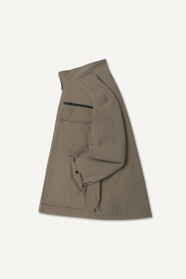 안티케미컬 재킷은 작업용, 일상에서 활용 가능한 워크웨어 스타일의 남성 자켓입니다. 카키 색상에 무지 디자인으로, 스탠다드핏의 레귤러 기장으로 제작되었습니다. 지퍼, 스냅, 벨크로 여밈 방식을 갖췄으며, 뛰어난 발수, 방수, 내화학 기능과 재귀반사 기능을 제공합니다. 11개의 포켓 시스템, 펜꽂이 포켓, 액션 분량, 화학물질 보호 기능, YKK 스냅/지퍼 디테일이 특징이며, 출근룩, 워크샵룩, 가을 나들이룩에 적합합니다. 부드러운 촉감의 나일론 소재로 제작되어 미니멀하고 캐주얼한 스타일을 연출합니다.
