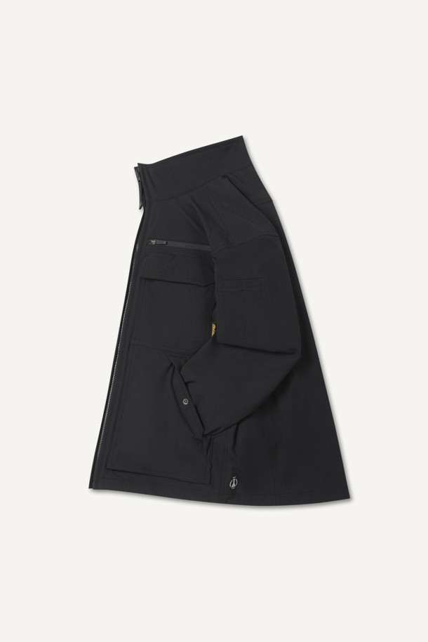 안티케미컬 재킷은 작업, 일상에서 활용 가능한 남녀 공용 자켓입니다. 스포티와 밀리터리 무드를 동시에 느낄 수 있으며, 블랙 컬러의 무지 디자인으로 제작되었습니다. 나일론 소재를 사용하여 부드러운 촉감을 제공하며, 스탠다드핏과 긴 소매 기장으로 편안한 착용감을 선사합니다. 방수, 발수, 화학물질 보호 기능을 갖춰 작업 환경에서 안전하게 사용할 수 있으며, 총 11개의 다수 포켓, 펜꽂이 포켓, 재귀반사 프린트, 액션분량, YKK 스냅/지퍼 디테일로 실용성을 높였습니다. 출근룩, 워크웨어, 스포티, 미니멀 스타일을 즐겨 입는 분들께 추천합니다.
