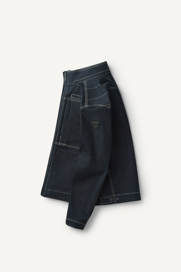 워크 PP 데님 재킷은 워크웨어, 캐주얼, 스트릿 스타일을 아우르는 공용 데님 재킷입니다. 인디고 컬러의 무지 디자인으로, 봄, 가을 계절에 적합하며 스탠다드핏으로 제작되었습니다. 속건 기능과 수납성을 갖춘 트러커 스타일의 재킷으로, 스냅 또는 지퍼로 여밀 수 있습니다. 펜 포켓, 금속 와펜, 벨크로 시스템, 배색 스티치 디테일이 돋보이며 가을 나들이룩에 완벽하게 어울립니다. 긴 소매 기장의 레귤러 기장으로, 데님과 폴리프로필렌 소재를 사용하여 편안함과 활동성을 동시에 제공합니다.
