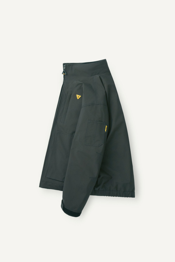 워크 3IN1 트랜스폼 재킷은 일상과 아웃도어 활동에 모두 적합한 공용 아우터입니다. 블랙 컬러의 레귤러핏 재킷으로 스포티하고 캐주얼한 스타일을 연출할 수 있으며, 봄, 가을, 겨울 세 계절 모두 착용 가능합니다. 탈부착 가능한 내피, 방수, 방풍 기능을 갖춰 변덕스러운 날씨에도 끄떡없으며, 보온성까지 뛰어나 실용적입니다. 2L 원단을 사용하여 내구성을 높였으며, 총 10개의 포켓 시스템으로 수납력 또한 훌륭합니다. 등산룩, 캠핑룩, 겨울 데일리룩으로 활용하기 좋으며, 부드러운 촉감과 두꺼운 두께로 편안한 착용감을 선사합니다.
