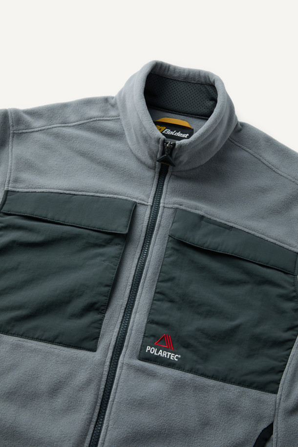 워크 미드레이어 폴라텍 플리스 재킷 V3는 일상, 작업 및 아웃도어 활동에 적합한 남녀 공용 플리스 재킷입니다. 부드러운 촉감의 폴라텍 소재와 나일론 소재를 혼방하여 보온성, 통기성, 속건 기능, 그리고 내구성을 갖췄습니다. 스탠다드핏의 레귤러 기장으로, 그레이 및 다크 그레이 색상으로 제공되며, 지퍼 및 스냅 여밈 방식에 총 9개의 포켓을 구성하여 실용성을 더했습니다. 마찰 부위 덧댐 처리, YKK 스냅/지퍼, 벨크로, D링 다용도 고리 등 다양한 디테일이 돋보이며, 등산룩, 캠핑룩, 출근룩 등 다양한 TPO에 캐주얼, 스포티, 워크웨어 스타일로 활용하기 좋습니다.
