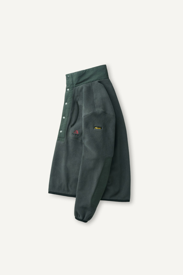 폴라텍 플리스 아노락 재킷은 가볍고 부드러운 착용감으로 일상과 아웃도어 활동 모두에 적합합니다. 간절기와 겨울철에 활용하기 좋은 얇은 두께의 컴포트핏 재킷이며, 그린 컬러의 무지 디자인으로 다양한 스타일 연출이 용이합니다. 하이넥 디자인과 가슴 상단 포켓, 왼쪽 소매 펜 포켓, 팔꿈치 덧댐 등의 디테일이 돋보입니다. 보온, 통기, 흡습, 속건 기능으로 쾌적함을 유지하며, 등산룩, 겨울 데일리룩, 캠핑룩 등 다양한 TPO에 활용하기 좋습니다. 스포티, 캐주얼, 고프코어 스타일을 즐기는 분들께 추천합니다.
