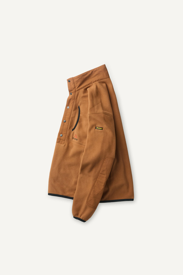 폴라텍 플리스 아노락 재킷은 아웃도어 활동과 일상에서 모두 활용 가능한 남녀 공용 아노락입니다. 가을, 겨울 시즌에 적합하며, 브라운 컬러의 무지 디자인으로 스포티하면서도 캐주얼한 스타일을 연출할 수 있습니다. 두꺼운 두께감의 폴라텍, 나일론 소재를 사용하여 부드러운 촉감과 뛰어난 보온성, 통기성, 속건성을 제공합니다. 컴포트 핏에 하이넥 디자인, 스냅 여밈 방식으로 편안하게 착용할 수 있으며 팔꿈치 덧댐, 가슴 포켓, 펜 포켓 등의 디테일로 실용성을 더했습니다. 등산룩, 가을 나들이룩, 겨울 데일리룩 등 다양한 TPO에 맞춰 스포티, 캐주얼, 고프코어 스타일을 연출해 보세요.
