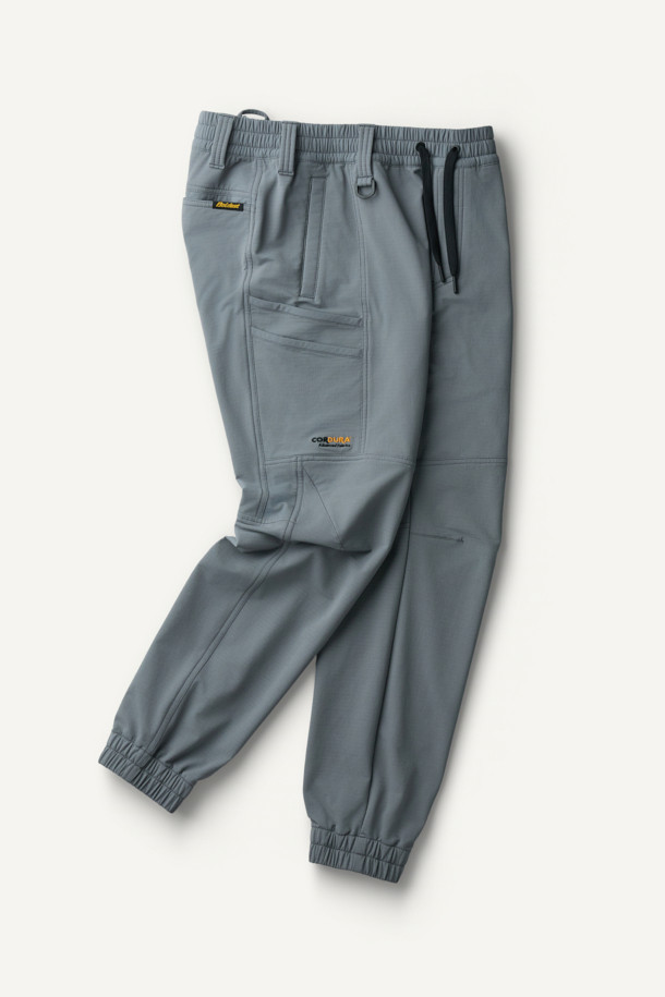 워크 액티브 에센셜 윈터 조거 팬츠는 워크, 일상, 산책 등 다양한 TPO에 활용 가능한 겨울철 조거 팬츠입니다. 톤 다운된 그레이 컬러에 스포티하고 캐주얼한 스타일을 더해 미니멀한 무드를 연출합니다. 안감은 부드러운 플리스 소재로 제작되었으며, 두꺼운 두께감으로 보온성을 높였습니다. 튼튼한 코듀라 소재와 내마모성이 뛰어난 플리스 안감으로 제작되어, 내구성이 뛰어나며 YKK 지퍼, 허리 스트링, D링 벨트고리, 다양한 입체 절개 디테일로 활동성을 더했습니다. 양쪽 사이드 2단 포켓과 브랜드 와펜으로 디자인의 완성도를 높였습니다.
