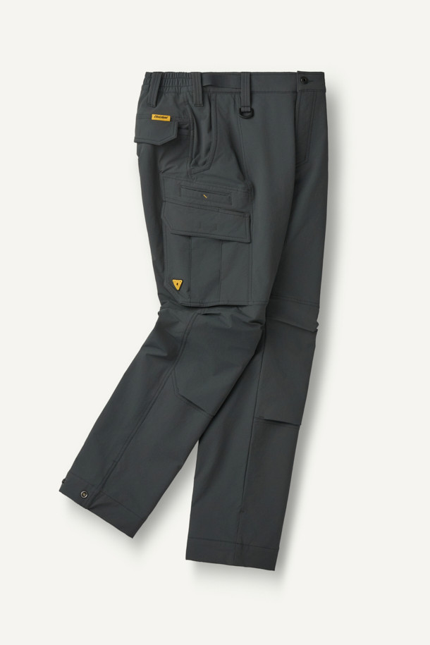 워크 윈터 기모 팬츠 V5는 워킹과 일상생활에 적합한 남녀 공용 겨울용 워크팬츠입니다. 그레이 컬러의 무지 디자인으로, 스포티하고 밀리터리한 스타일을 연출합니다. 두꺼운 두께감의 나일론과 스판덱스 혼방 소재로 제작되어 부드러운 촉감과 뛰어난 보온성, 신축성, 방수 기능을 제공하며, 기모 안감으로 따뜻함을 더했습니다. 컴포트핏 레귤러핏으로 편안한 착용감을 선사하며, 무릎 패드 탈부착 시스템, 9개 포켓 시스템, YKK 지퍼, 밑단 스냅 조절, 3줄 스티치 보강, D링 고리 등의 디테일로 기능성을 높였습니다. 출근룩, 캠핑룩, 등산룩 등 다양한 TPO에 워크웨어, 스포티, 미니멀 스타일로 활용하기 좋습니다.
