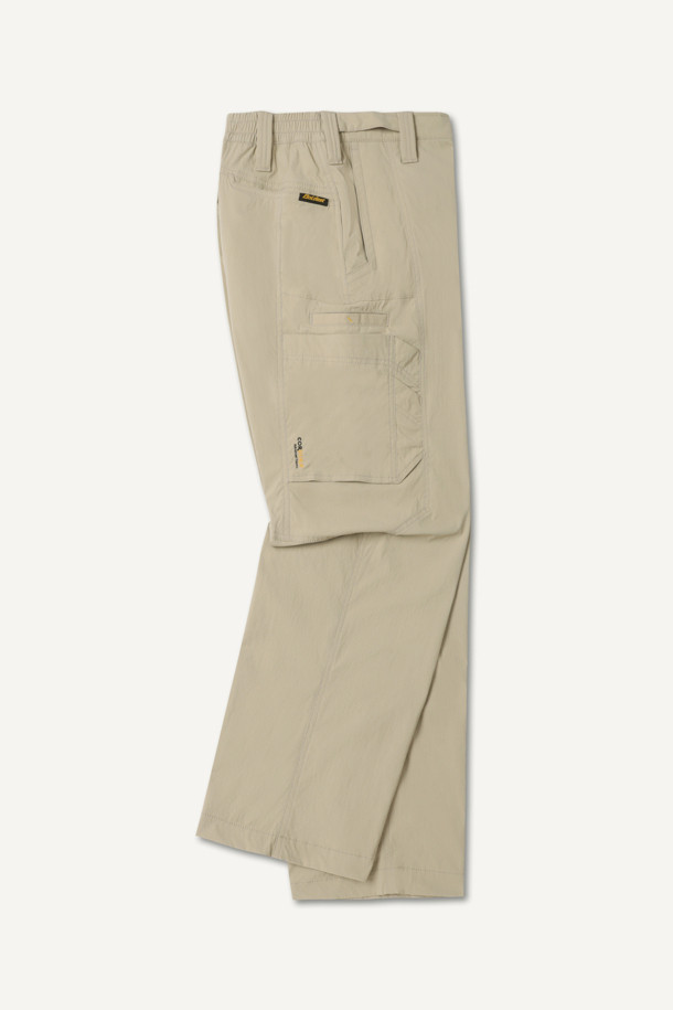 라이트워크 코듀라립 팬츠는 일상과 워크웨어 스타일을 모두 만족시키는 남성용 워크 팬츠입니다. 베이지 컬러의 무지 디자인으로, 봄, 여름, 가을 3계절 모두 활용 가능하며, 캐주얼 및 스포티한 무드를 연출합니다. 코듀라 및 나일론 소재를 사용하여 내구성이 뛰어나고, 얇은 두께감으로 편안한 착용감을 제공합니다. 허리 스트레치 밴딩, YKK 지퍼, 10개의 포켓, 더블 스티치, 립스탑 원단, WR 코팅 등 다양한 기능과 디테일을 갖춰 출근룩과 워크샵룩에 적합합니다. 컴포트 핏으로 편안하게 착용 가능하며, 미니멀하고 세련된 워크웨어 스타일을 완성해 보세요.
