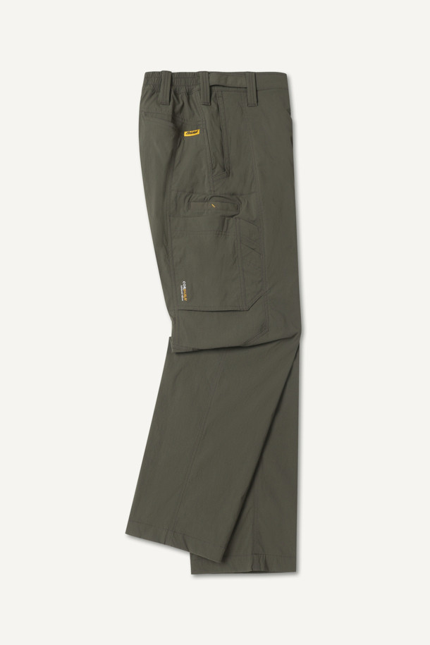 라이트워크 코듀라립 팬츠는 일상과 워크 활동에 적합한 남녀 공용 긴바지입니다. 카키와 올리브 두 가지 컬러로 제공되며, 코듀라, 나일론, 스판덱스 혼방의 립스탑 원단을 사용하여 내구성과 신축성, 생활 방수 기능을 갖췄습니다. 허리 스트레치 밴딩으로 편안한 착용감을 제공하며, 컴포트핏과 레귤러핏 두 가지 핏으로 만나보실 수 있습니다. 10개의 포켓과 YKK 지퍼, 더블 스티치, WR 코팅, 파우치 호환 기능이 특징이며, 캐주얼, 미니멀, 워크웨어 스타일을 연출하기 좋습니다.
