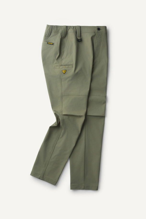 워크 에센셜 프라임 팬츠 V3는 워킹과 일상생활 모두에 적합한 남녀 공용 워크 팬츠입니다. 카키와 올리브 두 가지 색상으로 제공되며, 사계절 내내 착용 가능합니다. 캐주얼, 미니멀, 워크웨어 스타일을 아우르며, 레귤러 핏의 긴바지로 편안한 착용감을 선사합니다. 부드러운 폴리에스테르 소재에 3/4 밴딩과 스트레치 기능을 더해 활동성을 높였으며, YKK 스냅, 지퍼, 5개 포켓, 핸드폰 포켓, 팬슬 홀더, D링, 무릎 턱 디자인으로 실용성을 강조했습니다. 동네 마실룩, 여행룩, 산책룩 등 다양한 TPO에 활용할 수 있습니다.
