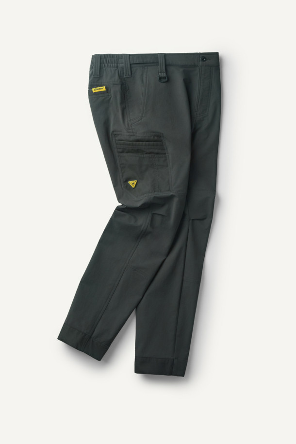 워크 에센셜 팬츠 V4는 밀리터리와 스포티 무드를 담은 공용 워크팬츠입니다. 카키와 그린 두 가지 색상으로 출시되었으며, 사계절 착용 가능한 긴 기장의 바지입니다. 나일론, 스판덱스, 코듀라 혼방 소재로 제작되어 스트레치, 수납성, 내구성이 뛰어납니다. 9개의 포켓과 YKK 지퍼, D링 고리 등의 디테일은 실용성을 높이고, 뒷밴딩 처리로 편안한 착용감을 제공합니다. 출근룩, 여행룩, 캠핑룩 등 다양한 TPO에 미니멀 또는 캐주얼 스타일로 활용하기 좋습니다.
