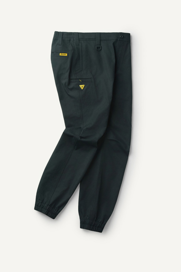 워크 에센셜 조거 팬츠 V3는 워크웨어와 일상 모두에 어울리는 남녀 공용 조거 팬츠입니다. 블랙 컬러의 무지 디자인으로, 스포티하면서도 캐주얼한 스타일을 연출합니다. 폴리에스테르 소재로 제작되어 부드러운 촉감을 제공하며, 사계절 내내 착용 가능합니다. YKK 지퍼, 7개의 포켓, 무릎 턱 디테일, D링 벨트고리가 특징이며, 파우치 호환이 가능하여 실용성을 더했습니다. 흡습, 속건, 신축성 기능으로 편안한 착용감을 선사합니다.
