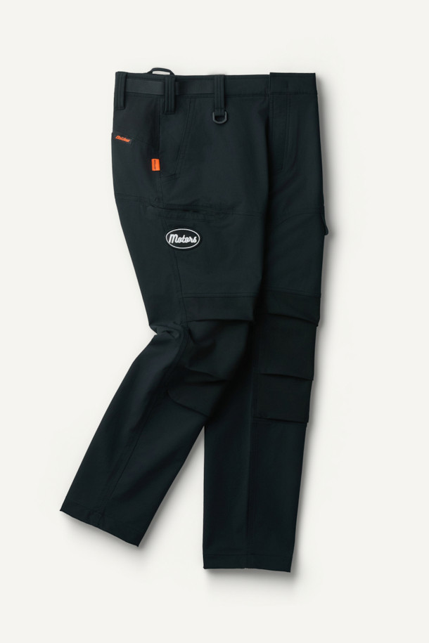 워크 시그니쳐 팬츠 V2 (화섬)는 남성용 워크웨어 스타일의 컴포트핏 긴 바지입니다. 나일론과 스판덱스 혼방 소재로 제작되어 사계절 내내 착용 가능하며, 두꺼운 두께감으로 내구성을 높였습니다. 무릎 패드 탈부착이 가능하며, 6개의 포켓 시스템과 볼디스트 파우치 호환 기능으로 실용성을 더했습니다. 또한 3줄 스티치 마감과 YKK 스냅/지퍼 사용으로 튼튼하게 제작되었으며, 미니멀한 블랙 컬러에 무지 패턴으로 다양한 출근룩과 워크샵룩에 활용하기 좋습니다.
