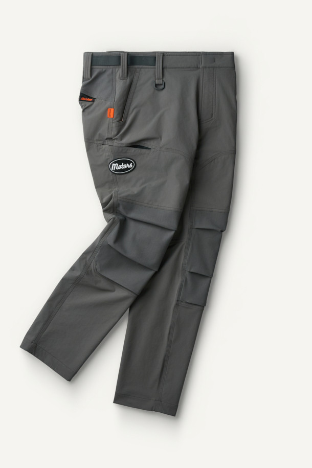 워크 시그니쳐' (Work Signature) 팬츠 V2 (화섬)는 남성용 컴포트핏 워크웨어 팬츠입니다. 나일론과 스판덱스 혼방 소재로 제작되어 사계절 내내 착용 가능하며, 작업용과 일상 모두 활용할 수 있습니다. 그레이 컬러의 무지 디자인이며, 편안한 착용감과 내구성을 제공합니다. 무릎 패드 탈부착 기능, 6개 포켓, 볼디스트 파우치 호환, 3줄 스티치 마감, YKK 스냅 및 지퍼를 사용하여 실용성을 더했습니다. 출근룩과 워크샵룩, 미니멀 및 캐주얼 스타일을 선호하는 분들께 추천합니다.
