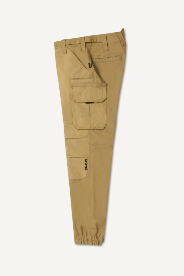 아라미드 쉴드 조거 팬츠 V3는 일상과 워킹 활동에 적합한 조거핏 바지입니다. 베이지 색상으로, 사계절 내내 착용 가능하며 스포티와 밀리터리 스타일을 동시에 연출합니다. 코듀라와 아라미드 소재를 사용하여 내구성과 신축성이 뛰어나고, 발수 기능까지 갖췄습니다. 10개의 포켓, YKK 지퍼, 더블 스티치, 무릎 보호 시스템, 파우치 호환 등 다양한 기능과 특징을 제공합니다. 스탠다드핏으로 편안하게 착용할 수 있으며, 워크웨어, 미니멀 스타일을 선호하는 분들께 추천합니다.
