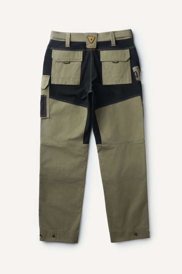 크래프트맨 팬츠 V4는 워크웨어와 일상, 출근룩과 워크샵룩에 모두 어울리는 남성용 워크팬츠입니다. 카키와 블랙 두 가지 색상으로 제공되며, 스포티하면서도 밀리터리 무드를 연출합니다. 면혼방, 나일론, 코듀라 소재를 사용하여 사계절 착용 가능하며, 두꺼운 두께감과 뻣뻣한 촉감이 특징입니다. 컴포트핏으로 편안함을 제공하며, 발수, 신축성, 내구성을 갖춰 활동성을 높였습니다. YKK 스냅/지퍼, 12개 포켓 시스템, 인체공학적 패턴, 코듀라 500D 원단 덧댐, 밑단 너비 조절 기능까지 갖춘 완성도 높은 팬츠입니다.
