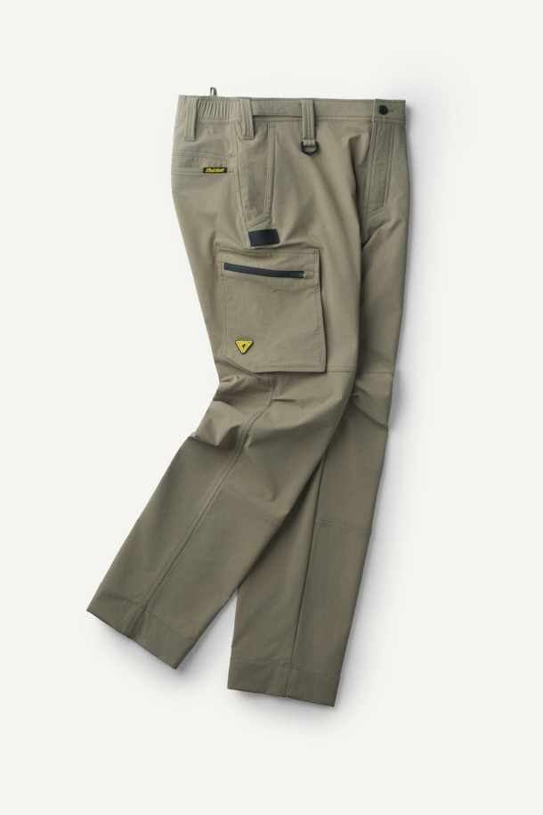 밀리터리, 워크웨어 스타일의 안티케미컬 팬츠입니다. 카키와 올리브 두 가지 색상으로 제공되며, 사계절 착용이 가능합니다. 나일론 소재로 제작되어 방수, 발수, 내화학 기능과 스트레치성을 갖춰 편안한 착용감을 선사합니다. 9개의 포켓, 카고 포켓, D링, 3M 재귀반사, 벨크로, 스냅 버튼 등 다양한 디테일이 돋보이며 YKK 지퍼를 사용하여 내구성을 높였습니다. 넉넉한 컴포트핏과 뒷밴딩 처리로 활동성을 더하여 출근룩, 캐주얼룩으로 활용하기 좋습니다.

