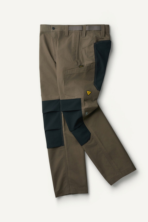 라이트워크 일렉트릭션 팬츠는 남성용 워크웨어 스타일의 긴바지로, 봄, 여름, 가을 계절에 적합합니다. 카키와 블랙 두 가지 색상으로 출시되었으며, 컴포트핏으로 편안한 착용감을 제공합니다. 내구성이 뛰어나고 스트레치 기능이 있으며, 총 8개의 수납 포켓을 갖춰 실용성을 높였습니다. 무릎 패드 탈부착이 가능하며, YKK 지퍼와 벨트고리 D링을 적용하여 편의성을 더했습니다. 작업용, 일상, 출근룩, 워크샵룩, 캠핑룩 등 다양한 TPO에 맞춰 캐주얼, 미니멀 스타일로 연출할 수 있습니다.
