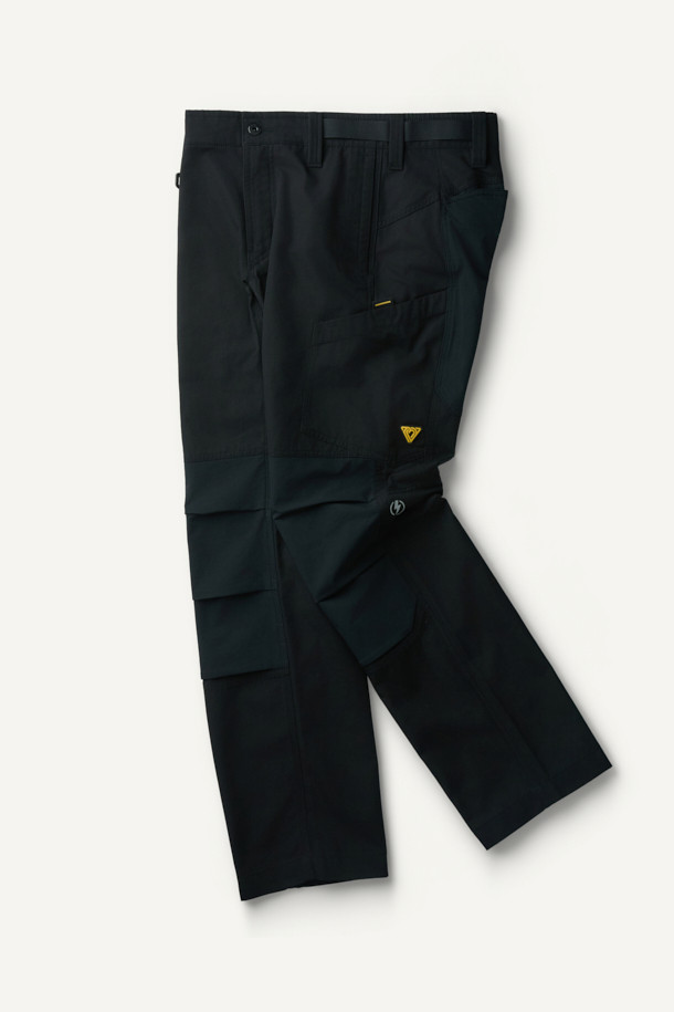 라이트워크 일렉트릭션 팬츠는 남성용 워크웨어 스타일의 워크팬츠입니다. 블랙 컬러의 면혼방 및 나일론 소재로 제작되어 봄, 여름, 가을에 착용하기 좋습니다. 컴포트핏으로 편안한 착용감을 제공하며, 무지 패턴에 중간 두께감으로 제작되었습니다. 작업 용도는 물론 일상에서도 활용 가능하며, 무릎 패드 탈부착, 총 8개의 포켓, YKK 지퍼, D링, 툴 파우치 호환 등의 기능으로 실용성을 높였습니다. 출근룩, 워크샵룩, 캠핑룩 등 다양한 TPO에 미니멀하고 캐주얼하게 스타일링할 수 있습니다.
