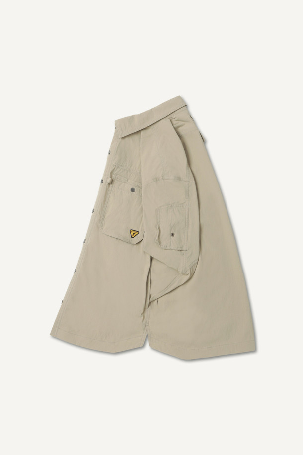 라이트워크 코듀라 셔켓은 워크웨어와 일상 모두 소화 가능한 남녀 공용 셔켓입니다. 베이지 색상으로 출시되었으며, 봄, 가을, 겨울 세 계절 모두 활용 가능합니다. 얇은 두께감에 코듀라, 나일론, 스판덱스 혼방 소재를 사용하여 방수, 신축성, 내구성, 내마모성까지 갖췄습니다. 컴포트핏 레귤러 기장으로 편안한 착용감을 제공하며, 8개의 포켓 시스템과 소매 롤업 기능, 금속 스냅 버튼, 볼펜 홀더, 다용도 고리 등 실용적인 디테일이 돋보입니다. 캐주얼, 워크웨어, 미니멀 스타일을 즐겨 입는 분들께 추천합니다.
