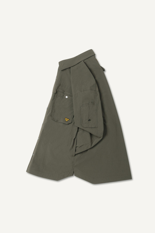 라이트워크 코듀라 셔켓은 봄, 가을, 겨울 세 계절 모두 활용 가능한 공용 셔켓입니다. 캐주얼, 스포티, 워크웨어 스타일을 아우르는 디자인으로, 일상, 워크, 출근룩, 워크샵룩, 가을 나들이룩 등 다양한 TPO에 적합합니다. 방수, 발수 기능을 갖춘 코듀라, 나일론, 스판덱스 혼방 소재로 제작되어 활동성과 편안함을 제공하며, 컴포트핏으로 편안한 착용감을 선사합니다. 카키, 올리브 두 가지 색상으로 출시되었으며, 얇은 두께감과 긴 소매 기장이 특징입니다. 8개의 수납 포켓, 소매 롤업 기능, 금속 스냅 버튼, 액션 플리츠, 펜 홀더, 다용도 고리 등 실용적인 디테일이 돋보입니다.
