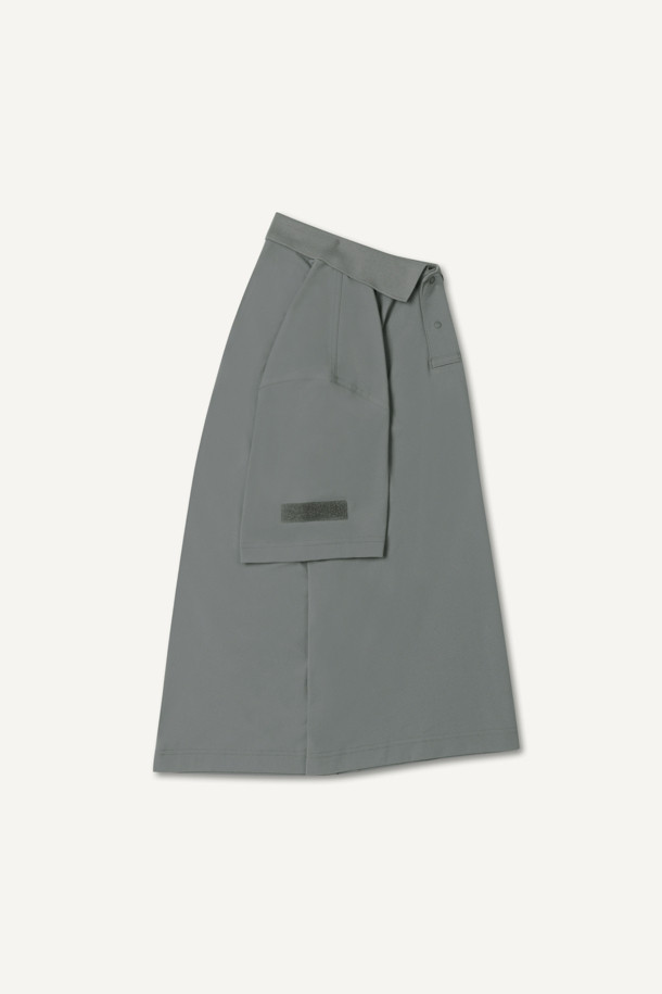 에센셜 폴로 반팔 티셔츠 V2는 일상과 워크웨어 모두에 적합한 공용 폴로 티셔츠입니다. 페인터 그레이 컬러의 무지 디자인으로 미니멀, 스포티, 캐주얼 스타일을 연출할 수 있습니다. 흡습, 속건, 신축성, 경량 기능을 갖춘 소로나, 나일론 혼방 소재로 제작되어 여름철에도 쾌적하게 착용 가능합니다. YKK 스냅 버튼, 펜슬 홀더, 벨크로 시스템, 와펜 포인트 등의 디테일과 친환경 소재 사용이 특징입니다. 출근룩, 워크샵룩 등 다양한 TPO에 활용할 수 있는 스탠다드핏의 반소매 티셔츠입니다.
