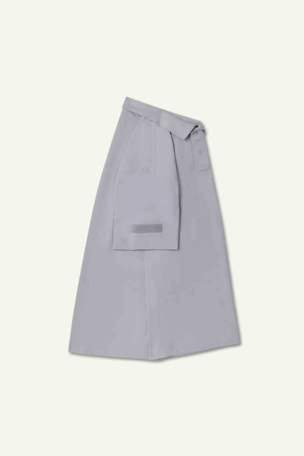 "에센셜 폴로 반팔 티셔츠 V2"는 페인터 그레이 색상의 남녀 공용 폴로 티셔츠입니다. 여름철 일상 및 워크, 특히 출근룩에 적합하며 스포티하면서도 미니멀한 스타일을 연출합니다. 흡습, 속건, 신축성, 통기성이 뛰어난 소로나와 나일론 혼방 소재로 제작되어 얇고 부드러운 촉감을 제공합니다. YKK 스냅 버튼, 펜슬 홀더, 벨크로 시스템, 와펜 포인트, 친환경 소재 등 다양한 디테일이 돋보입니다. 스탠다드 핏의 반소매 폴로넥 디자인으로 편안함과 활동성을 동시에 갖췄습니다.
