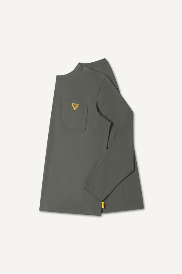 워크 에센셜 포켓 긴팔 티셔츠 V3는 워크웨어와 일상 모두에 적합한 공용 긴팔 티셔츠입니다. 폴리지 그린 컬러에 베이직하고 심플한 스타일로, 봄, 여름, 가을, 겨울 사계절 모두 착용 가능합니다. 스탠다드핏에 라운드넥 디자인이며, 소로나와 나일론 혼방의 소재로 제작되어 흡습, 속건, 신축성이 뛰어납니다. 가슴 포켓, 소매 포켓, 펜꽂이, 심볼 와펜 등 워크웨어 스타일을 살리는 디테일과 겨드랑이 액션 분량이 특징입니다. 출근룩과 워크샵룩, 미니멀, 워크웨어, 캐주얼 스타일을 즐겨 입는 분들께 추천합니다.
