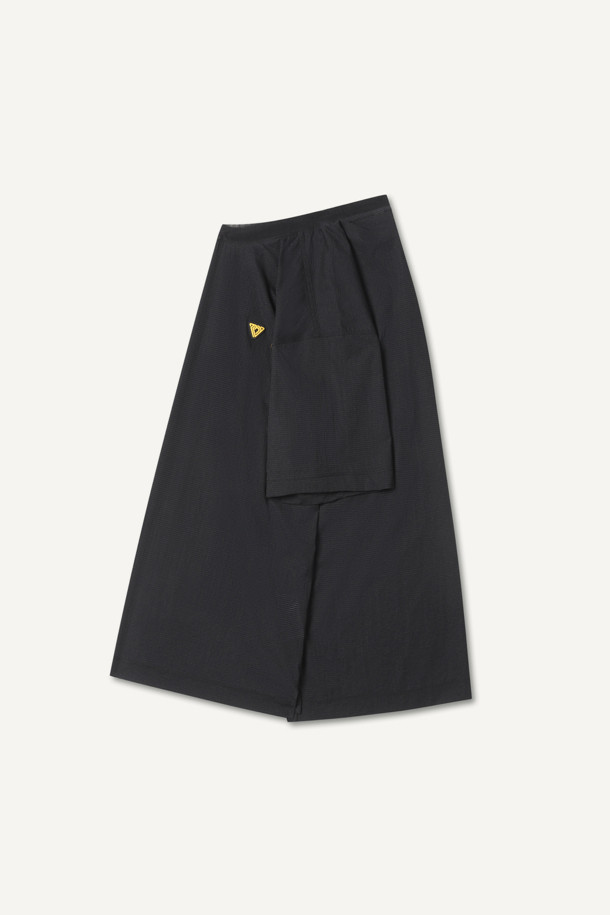 초경량 에어리도트 우븐 반팔 티셔츠는 여름철 스포츠 활동과 일상에서 쾌적하게 착용할 수 있는 공용 반팔 티셔츠입니다. 초경량 에어리도트 원단을 사용하여 통기성이 뛰어나고, 얇은 두께감으로 시원한 착용감을 제공합니다. 흡습, 속건 기능으로 땀을 빠르게 흡수하고 건조시켜 쾌적함을 유지하며, 컴포트핏으로 편안한 활동성을 보장합니다. 3M 재귀반사 프린트와 사이드 트임, 펜슬 홀더, 더블 스티치 디테일이 적용되어 스포티하면서도 미니멀한 스타일을 연출합니다. 러닝, 피트니스, 여행 등 다양한 TPO에 활용하기 좋습니다.
