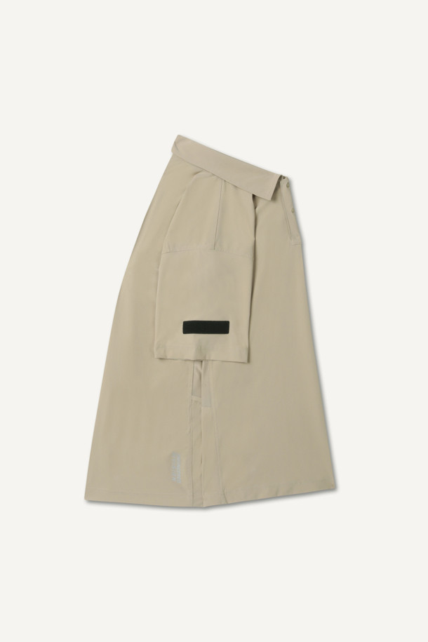 베이지 컬러의 워크 쿨링 폴로 반팔 티셔츠입니다. 스포티한 스타일로 작업용 및 일상복으로 활용 가능하며, 여름철 시원하게 착용할 수 있습니다. 나일론과 폴리우레탄 혼방 소재로 제작되어 부드러운 촉감과 뛰어난 신축성을 자랑하며, 흡습, 냉감, 속건, 통기성 기능을 제공합니다. 스탠다드핏, 반소매, 폴로넥 디자인에 얇은 두께로 제작되었으며, 펜꽂이 포켓, 벨크로 시스템, 재귀반사 프린트, 메쉬 소재를 적용하여 실용성을 높였습니다. 출근룩, 워크샵룩, 캐주얼, 미니멀 스타일을 선호하는 분들께 추천합니다.
