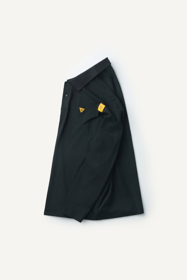 에센셜 폴로 긴팔 티셔츠는 블랙 컬러의 베이직 스타일 폴로 티셔츠입니다. 흡습속건 기능과 신축성을 갖춘 폴리에스테르와 소로나 혼방 소재로 제작되어 편안한 착용감을 제공합니다. 컴포트핏으로 디자인되었으며, 레귤러 기장의 긴소매와 폴로넥이 특징입니다. YKK 스냅 버튼, 겨드랑이 활동 패턴, 더블 스티치 봉제, 펜슬 홀더, 볼디스트 심볼 라벨 등의 디테일이 돋보입니다. 출근룩, 비즈니스 캐주얼, 워크샵룩 등 다양한 TPO에 활용하기 좋은 클래식, 미니멀, 워크웨어 스타일의 제품입니다.
