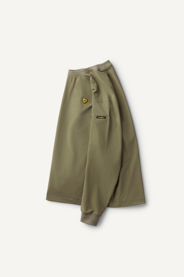 액티브 우븐 스트레치 스웻셔츠 V3는 활동적인 일상과 스포츠 활동에 적합한 공용 스웻셔츠입니다. 카키와 네이비 두 가지 색상으로 출시되었으며, 봄, 가을에 착용하기 좋습니다. 얇고 부드러운 나일론 소재로 제작되어 뛰어난 착용감을 선사하며, 4방향 스트레치 기능으로 활동성을 높였습니다. DWR 발수 가공 처리로 생활 방수가 가능하며, 땀을 빠르게 흡수하고 건조시키는 속건 기능으로 쾌적함을 유지합니다. 산책, 여행, 피트니스룩 등 다양한 TPO에 스포티, 캐주얼, 미니멀 스타일로 활용할 수 있습니다. 양 사이드 포켓과 펜 포켓이 있으며, 와펜 및 로고 패치 탈부착이 가능하여 실용성을 더했습니다.
