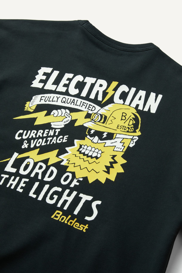 ONELIFE(원라이프) 직업군 그래픽 스웻셔츠는 캐주얼, 스트릿, 미니멀 스타일을 아우르는 공용 스웻셔츠입니다. 블랙 컬러에 봄, 가을, 겨울 모두 착용 가능한 두꺼운 두께감으로 제작되었습니다. 면과 폴리에스터 혼방 소재로 제작되어 부드러운 촉감을 선사하며, 컴포트 핏으로 편안한 착용감을 제공합니다. ONELIFE 콜라보레이션으로 탄생한 직업군 그래픽 디자인과 넥라인 삼각 인서트, 볼디스트 삼각 심볼이 특징입니다. 라운드넥과 긴소매 디자인으로 다양한 스타일 연출에 용이합니다.
