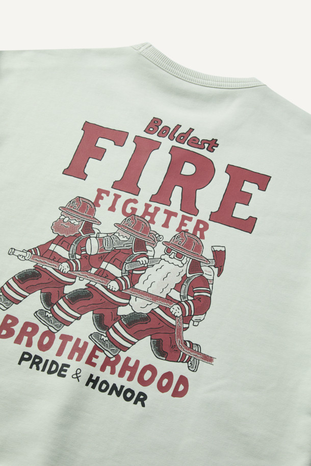 ONELIFE(원라이프) 직업군 그래픽 스웻셔츠는 캐주얼, 스트리트, 미니멀 스타일을 추구하는 당신을 위한 아이템입니다. 봄, 가을, 겨울 모두 착용 가능하며, 일상 및 캠핑룩에 활용하기 좋습니다. 면과 폴리에스터 혼방의 부드러운 촉감과 두꺼운 두께감으로 편안함을 선사합니다. ONELIFE 콜라보레이션으로 제작되었으며, 직업군 그래픽과 볼디스트 삼각 심볼, 넥 라인의 삼각 인서트 디자인이 특징입니다. 라운드넥, 긴 소매, 컴포트 핏으로 제작되었으며, 화이트, 레드 두 가지 색상으로 만나볼 수 있습니다.
