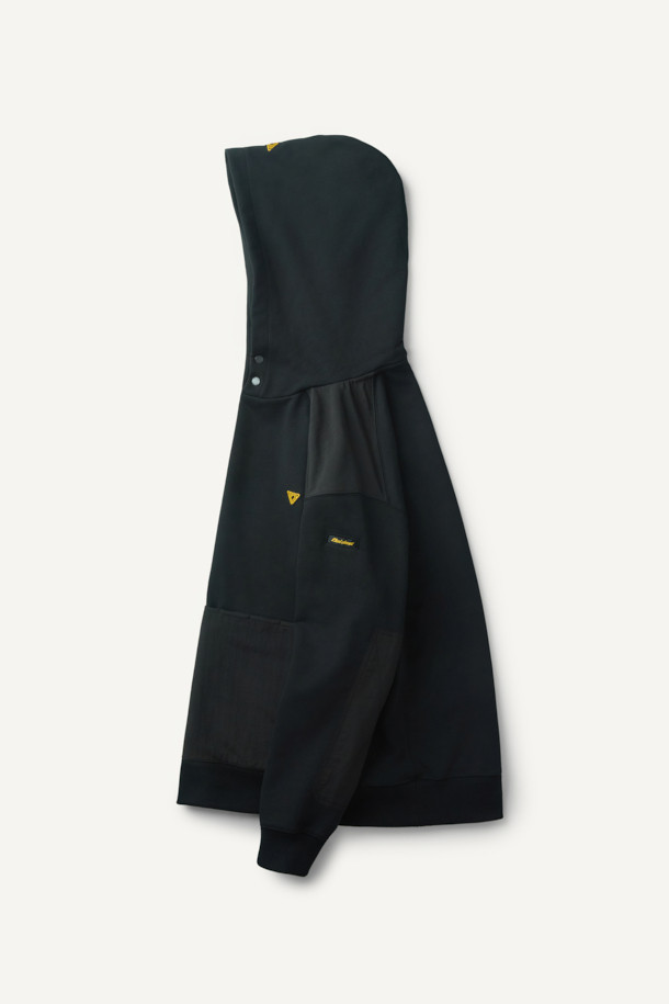 블랙 컬러의 워크 후드 스웻셔츠입니다. 면, 폴리에스터, 나일론 혼방의 두꺼운 소재로 제작되어 봄, 가을, 겨울 착용에 적합하며, 일상과 워킹 시 활용하기 좋습니다. 컴포트핏으로 편안한 착용감을 제공하며, 후드 디자인과 금속 스냅, 4구 펜 포켓, 캥거루 포켓, 소매 펜꽂이 포켓, 볼디스트 심볼 라벨 등의 특징을 갖추었습니다. 캐주얼, 미니멀, 워크웨어 스타일을 즐기는 분들께 출근룩과 캠핑룩으로 추천합니다. 무지 디자인으로 어떤 스타일에도 쉽게 매치할 수 있습니다.
