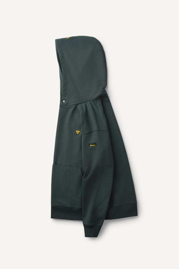 워크 후드 스웻셔츠는 일상과 워킹, 캠핑룩에 모두 잘 어울리는 스타일리시한 후드 스웻셔츠입니다. 봄, 가을, 겨울 세 계절 모두 착용 가능하며, 그린 컬러의 무지 디자인으로 어떤 옷에도 쉽게 매치할 수 있습니다. 넉넉한 컴포트핏에 두꺼운 두께감으로 따뜻하고 포근한 착용감을 선사하며, 부드러운 촉감이 특징입니다. 금속 스냅 후드, 4구 펜포켓, 캥거루 포켓, 왼쪽 소매 펜꽂이 포켓 등 실용적인 디테일이 돋보이며, 내구성이 뛰어납니다. 면, 폴리에스테르, 나일론 혼방 소재로 제작되어 튼튼하며, 볼디스트 심볼 라벨이 디자인의 완성도를 높입니다.
