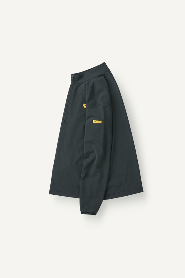 겨울철 따뜻함을 책임질 윈터 반집업 긴팔 티셔츠(코듀라)입니다. 코듀라, 스판덱스, 플리스 소재 혼방으로 뛰어난 내구성과 신축성, 부드러운 촉감과 보온성을 제공합니다. 안감은 플리스로 마감하여 한겨울에도 쾌적하게 착용 가능하며, 스포티하면서도 베이직한 디자인으로 일상, 워킹, 여행 등 다양한 TPO에 활용하기 좋습니다. YKK 지퍼, 지퍼 하단 쉘터 보강, 왼쪽 소매 펜꽂이 포켓, 양쪽 사이드 스트레치 배색, 소매단 접밴드 등 디테일한 디자인이 돋보입니다. 다크 그린 색상의 무지 패턴으로 미니멀하고 캐주얼한 스타일을 연출해보세요.
