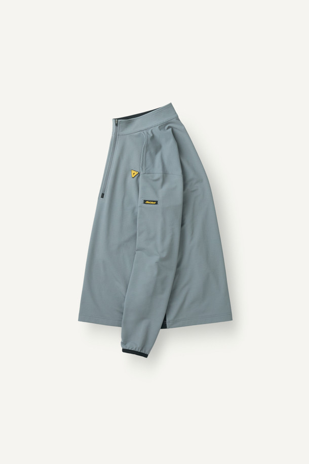 겨울철 추위에도 끄떡없는 윈터 반집업 긴팔 티셔츠(코듀라)입니다. 보온성을 극대화하는 플리스 안감과 두꺼운 두께감, 코듀라, 스판덱스, 플리스의 혼방으로 뛰어난 내구성과 신축성을 자랑합니다. 부드러운 촉감과 스탠다드 핏으로 편안한 착용감을 선사하며, YKK 지퍼, 지퍼 하단 쉘터 보강, 왼쪽 소매 펜꽂이 포켓, 양쪽 사이드 스트레치 배색 등의 디테일로 기능성을 더했습니다. 일상, 워킹, 출근룩, 혹은 워크샵룩 등 다양한 TPO에 어울리는 스포티하고 베이직한 스타일의 티셔츠입니다.
